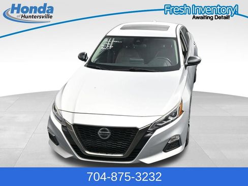 Used 2020 Nissan Altima 2.5 SR w/ Premium Package FWD image 13