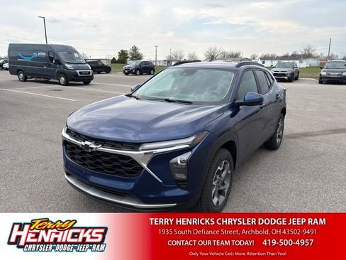 Used 2024 Chevrolet Trax LT w/ Driver Confidence Package image 1