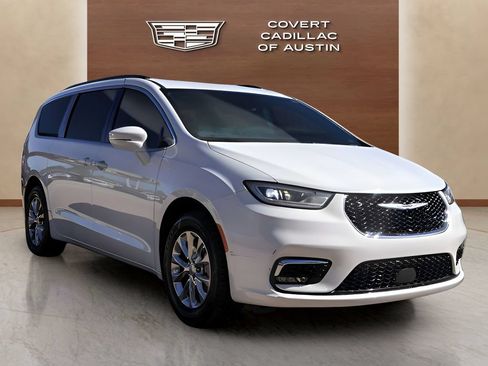 Used 2022 Chrysler Pacifica Touring-L AWD/4WD image 9