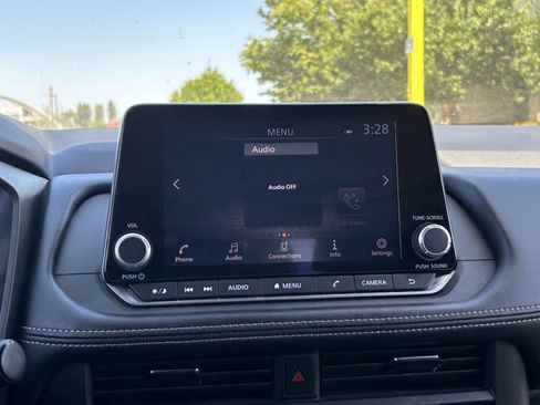Used 2025 Nissan Rogue SV FWD image 19