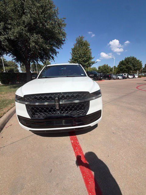 Used 2025 Lincoln Navigator Reserve w/ Jet Appearance Package AWD/4WD image 2