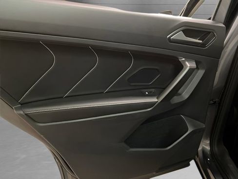 Used 2022 Volkswagen Tiguan SE image 60