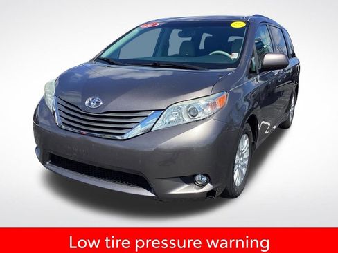 Used 2014 Toyota Sienna XLE image 6
