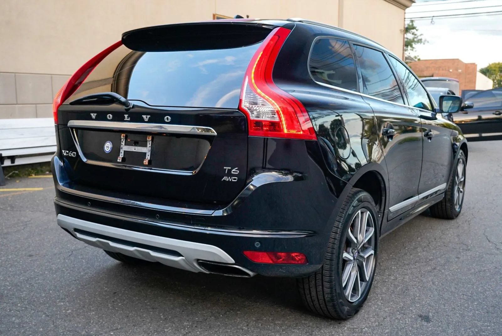 Used 2017 Volvo XC60 T6 Dynamic w/ Preferred Option Package AWD/4WD image 5