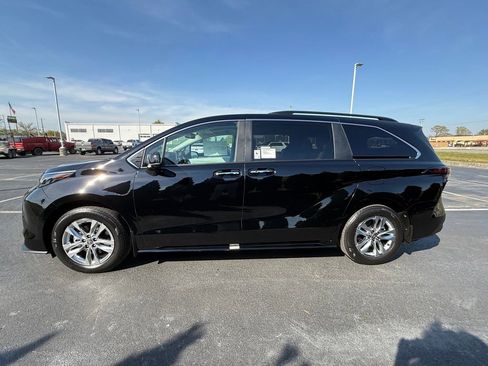 New 2026 Toyota Sienna XLE image 5