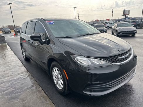 Used 2017 Chrysler Pacifica Touring image 4