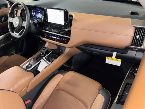 New 2025 Nissan Pathfinder Platinum image 12