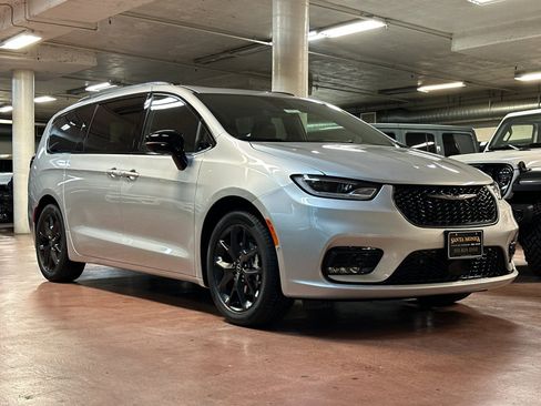 New 2026 Chrysler Pacifica Limited w/ Uconnect Theater Family Group image 7