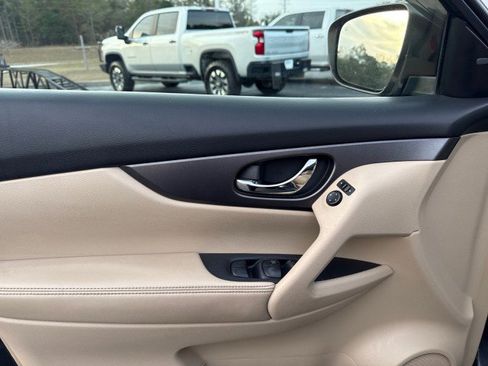 Used 2016 Nissan Rogue SV w/ SV Premium Package image 21