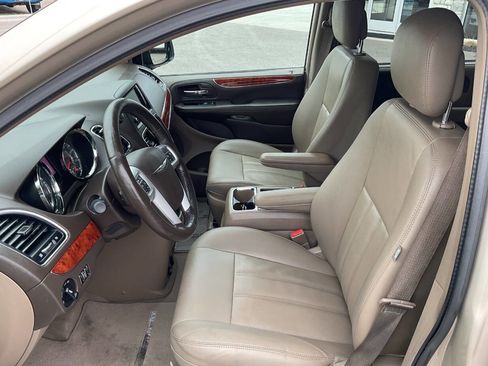Used 2016 Chrysler Town & Country Touring w/ Driver Convenience Group image 13