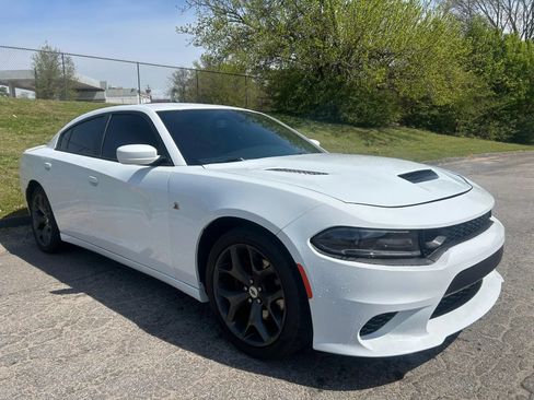 Used 2018 Dodge Charger R/T w/ Plus Group RWD image 2