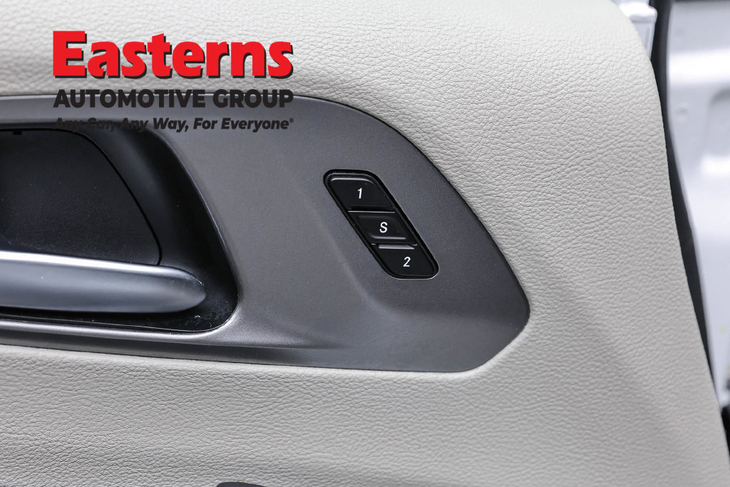 Used 2023 Chrysler Pacifica Touring-L FWD image 21