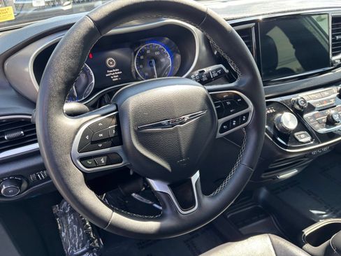 Used 2025 Chrysler Pacifica Select FWD image 29