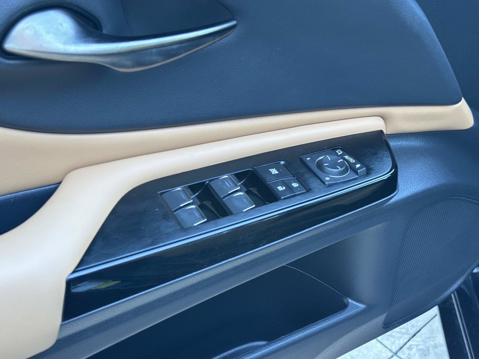 Used 2025 Lexus ES 350 w/ Premium Package FWD image 12