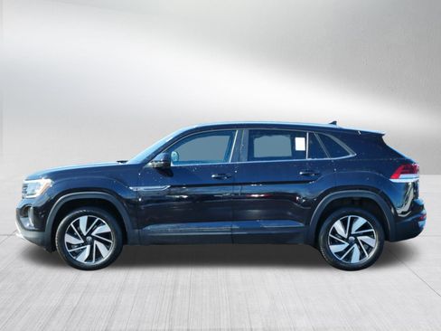 Certified 2025 Volkswagen Atlas Cross Sport SE w/ Black Wheel Package image 4