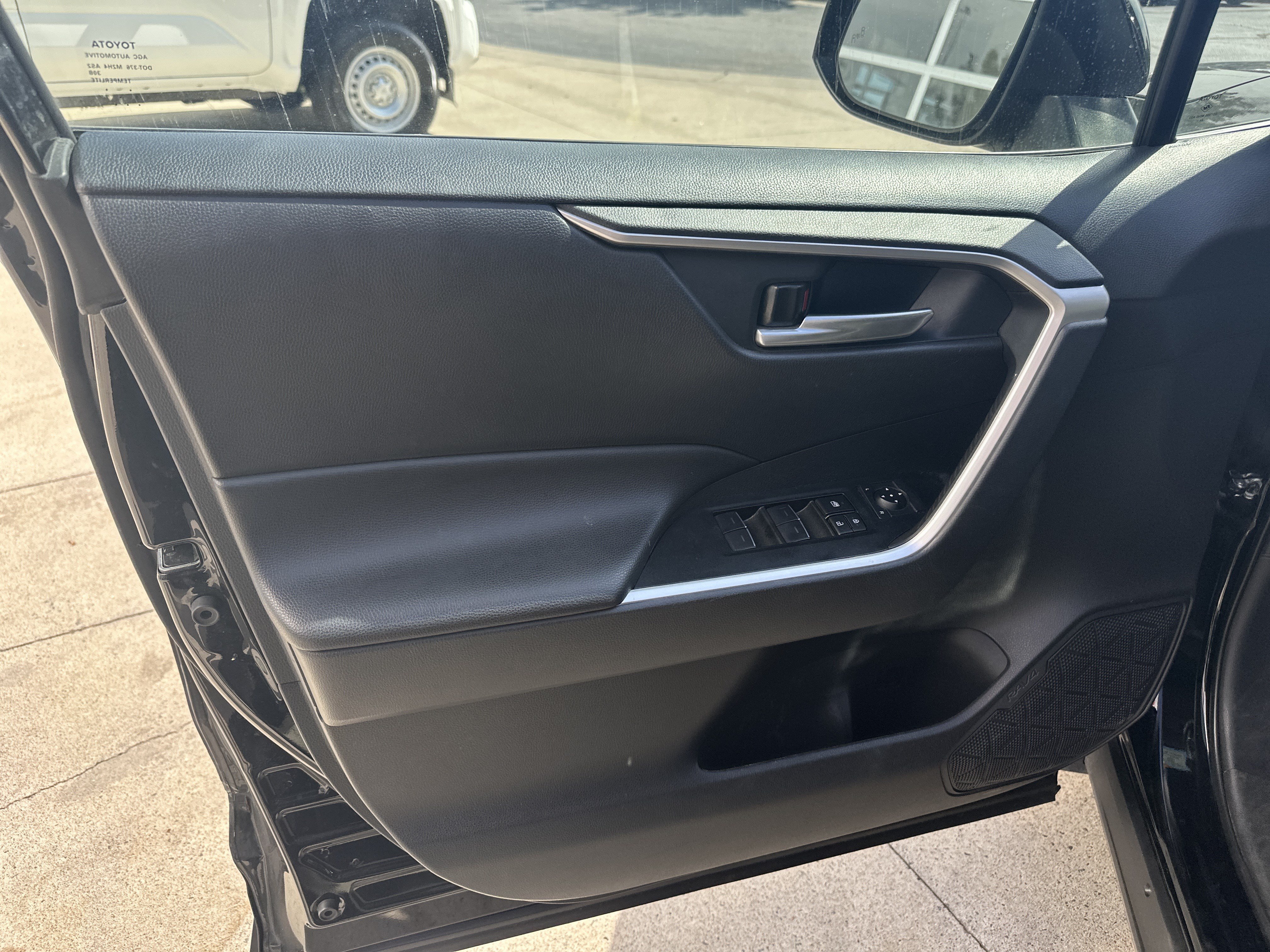Used 2025 Toyota RAV4 XLE AWD/4WD image 13