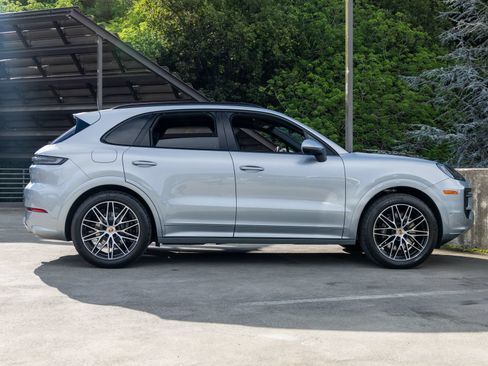 Certified 2025 Porsche Cayenne AWD/4WD image 12