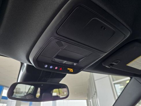 Used 2025 Buick Enclave Preferred image 3