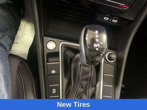 Used 2025 Volkswagen Jetta SE FWD image 19