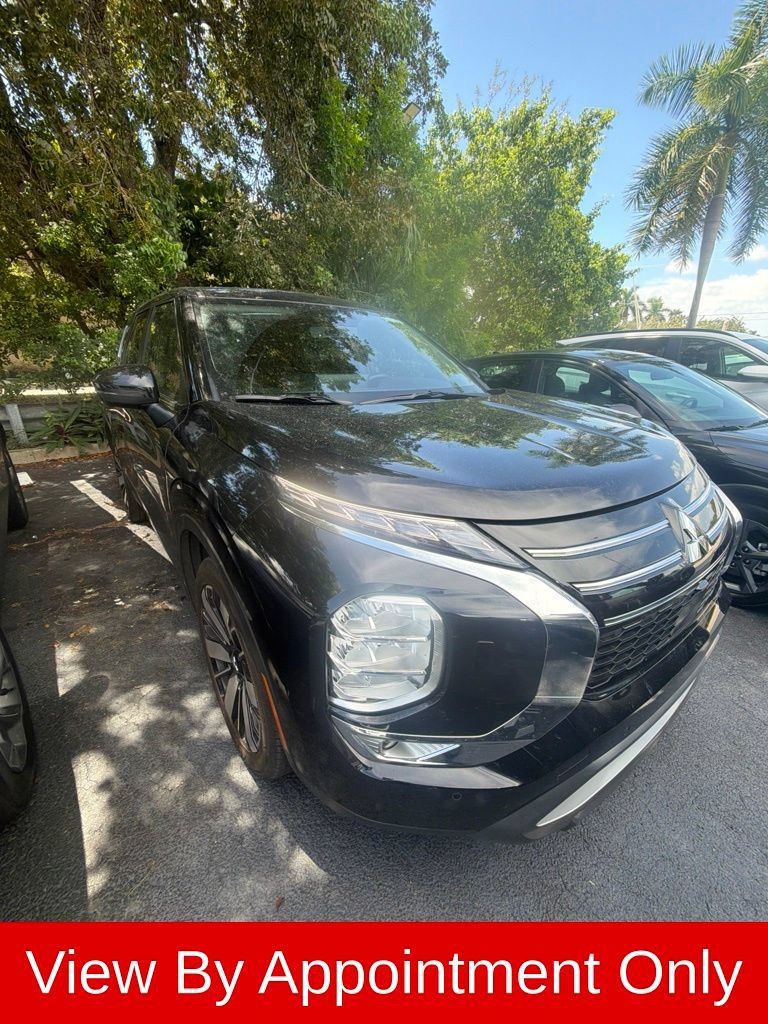 Used 2025 Mitsubishi Outlander SE AWD/4WD image 3