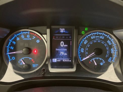 Used 2016 Toyota Tacoma Limited w/ Towing Package image 19