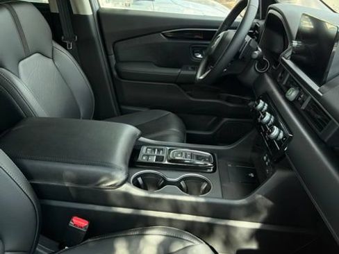 Used 2025 Honda Pilot Touring image 4
