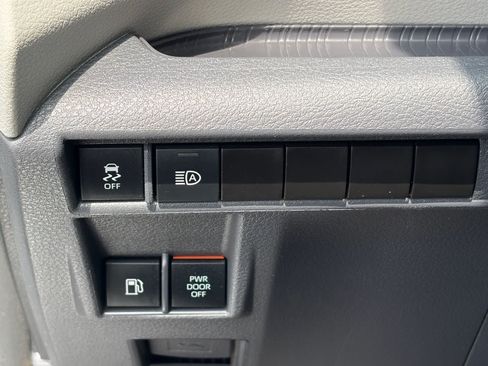 Used 2024 Toyota Sienna XLE FWD image 19