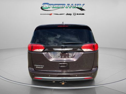 Used 2019 Chrysler Pacifica Touring-L image 2