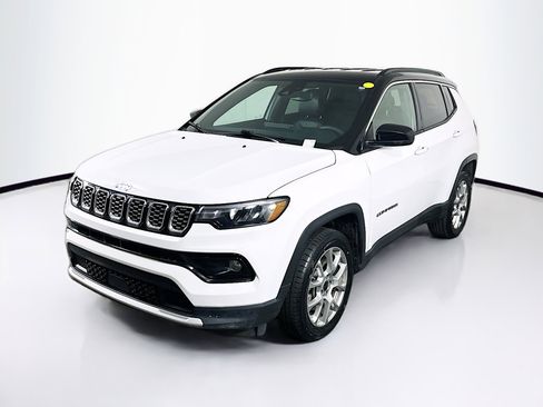 Used 2025 Jeep Compass Limited image 3