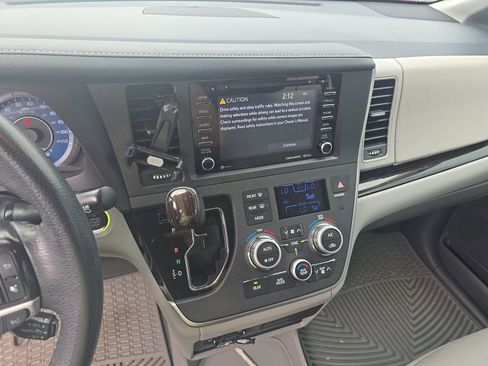 Used 2020 Toyota Sienna XLE FWD image 11