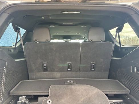 Used 2023 Chevrolet Suburban Premier image 16