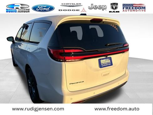 New 2026 Chrysler Pacifica Select image 5