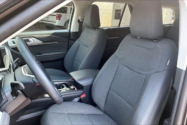 Used 2025 Ford Explorer Active AWD/4WD image 26