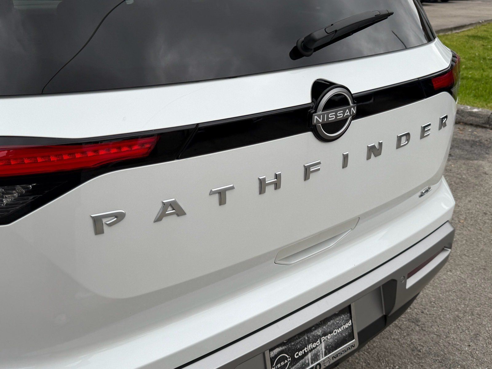 Used 2025 Nissan Pathfinder SL FWD image 15