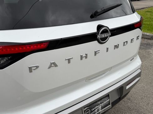 Used 2025 Nissan Pathfinder SL FWD image 15