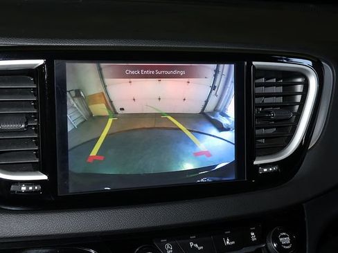 Used 2025 Chrysler Pacifica Select FWD image 19