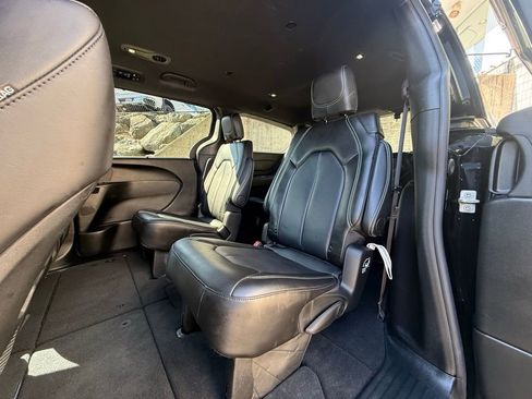 Used 2026 Chrysler Pacifica Select image 16