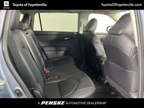 Used 2023 Toyota Highlander XLE AWD/4WD image 12
