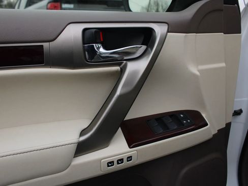 Used 2019 Lexus GX 460 image 19