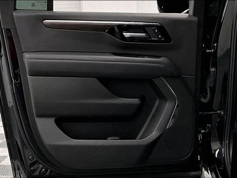 Used 2025 Chevrolet Suburban Z71 image 21