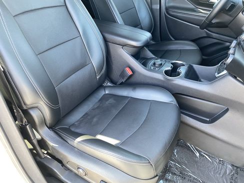 Used 2024 GMC Terrain SLT AWD/4WD image 10