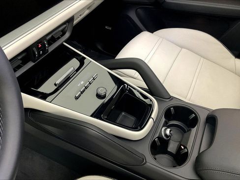 Used 2024 Porsche Cayenne AWD/4WD image 17