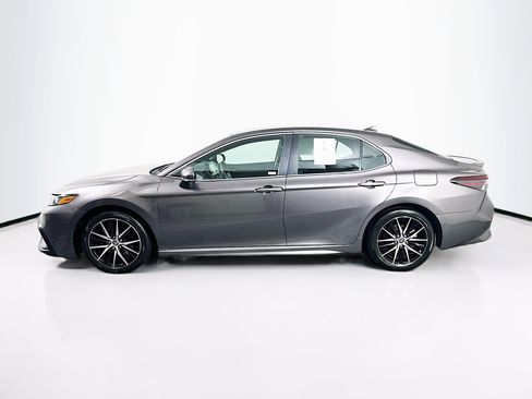 Used 2023 Toyota Camry SE image 4