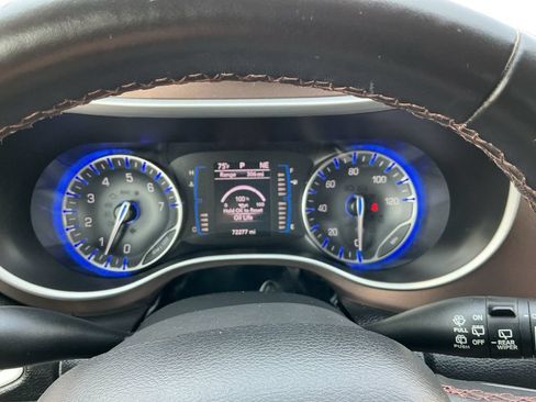Used 2017 Chrysler Pacifica Touring-L FWD image 13