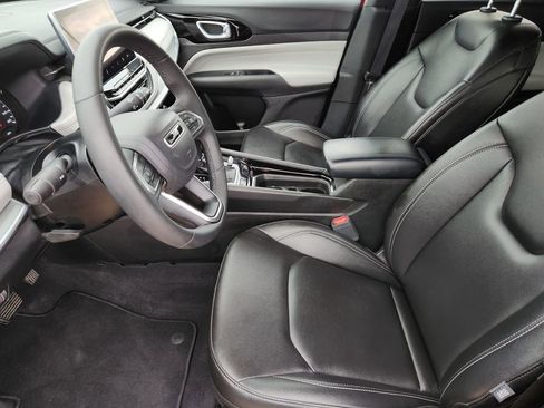 Used 2025 Jeep Compass Limited image 19