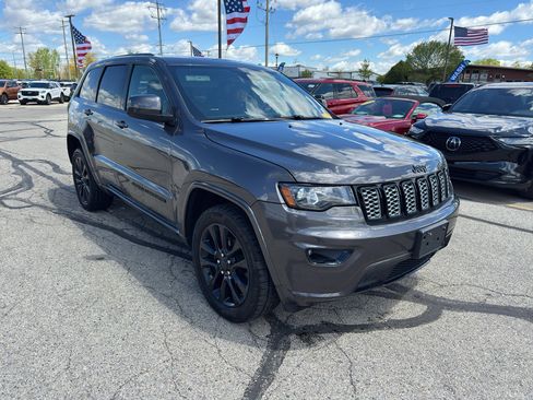 Used 2018 Jeep Grand Cherokee Altitude AWD/4WD image 3