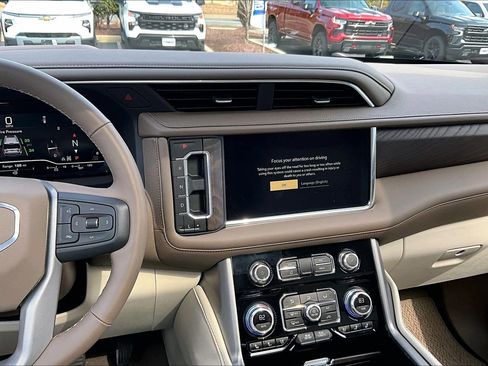 Used 2024 GMC Yukon Denali image 6