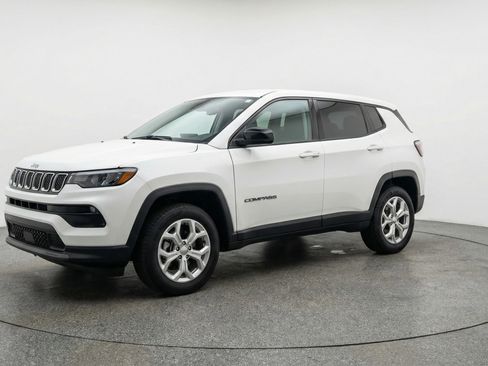 Used 2025 Jeep Compass Latitude AWD/4WD image 3
