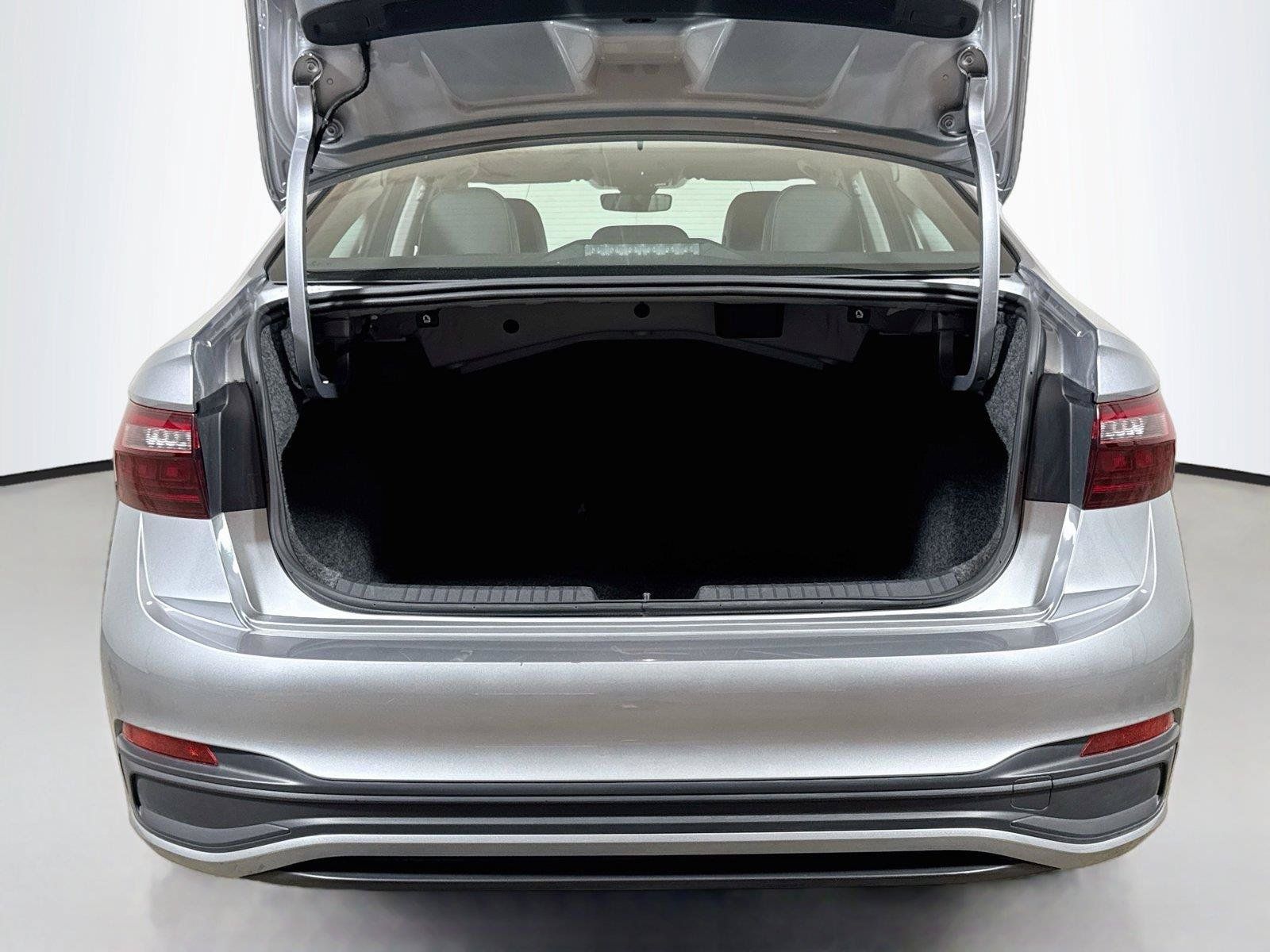 Used 2025 Volkswagen Jetta SE FWD image 24