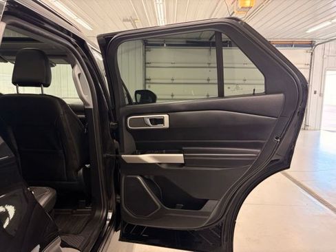 Used 2022 Ford Explorer XLT AWD/4WD image 8